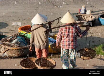 Nhìn điện thoại quá nhiều, nam thanh niên không thể ngẩng đầu